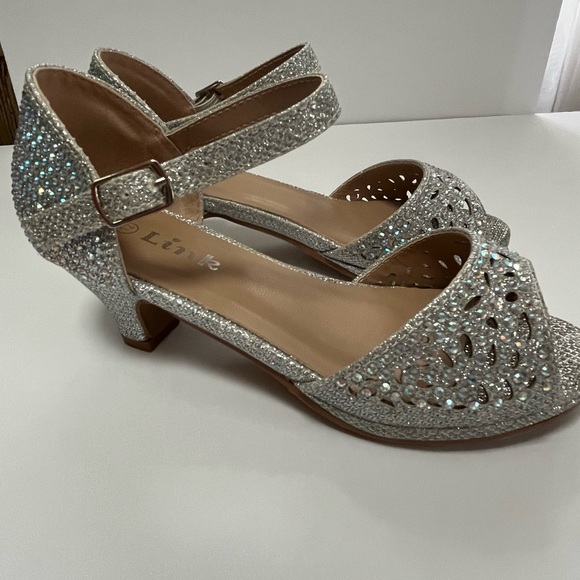 Fantastic 92-K Girl’s Rhinestone Cutout Buckle Ankle Strap Chunk Heels size 12 - Picture 6 of 11